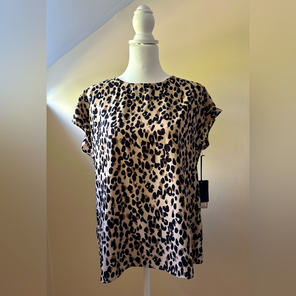 NWT Halogen Leopard print, short/slight flutter sleeve blouse - size medium. 🐆